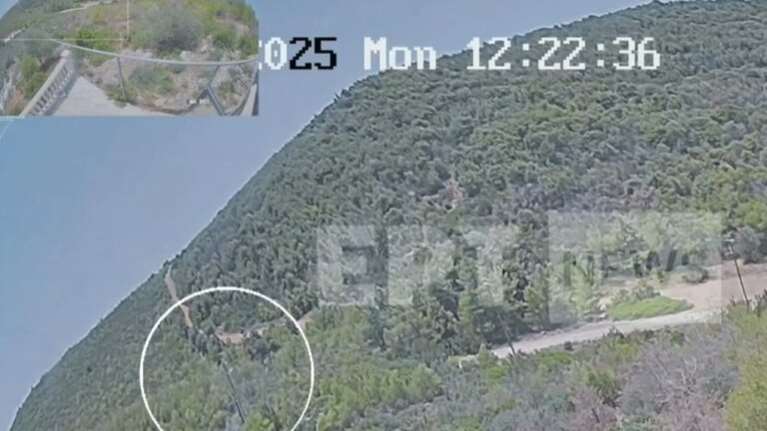 Βραχυκύκλωμα σε κολώνα φωτισμού προκάλεσε τη φωτιά στον Μαραθώνα - Αποκαλυπτικό βίντεο ντοκουμέντο