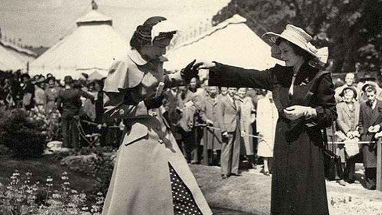 Αυτό είναι το αγαπημένο λουλούδι της Βασίλισσας Ελισάβετ - Οι ασπρόμαυρες φωτογραφίες από το παρελθόν