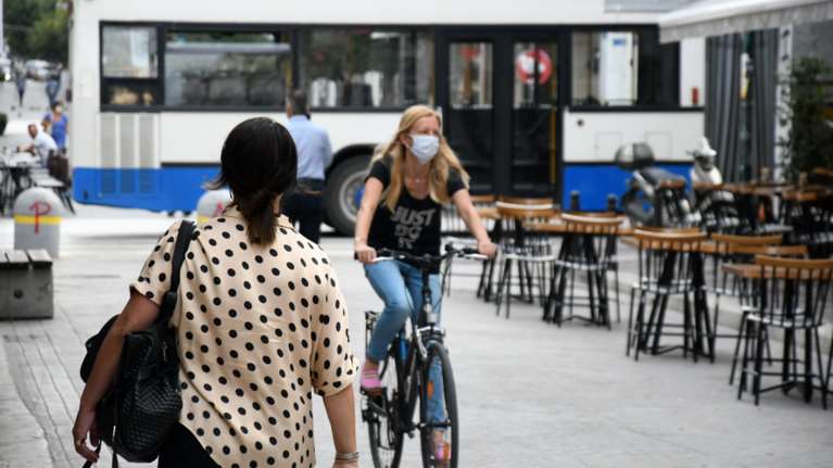 Κορονοϊός: Πώς στην Πάτρα οι αρχές κλείνουν μαγαζιά για παραβίαση μέτρων και τα δικαστήρια τα ανοίγουν ξανά