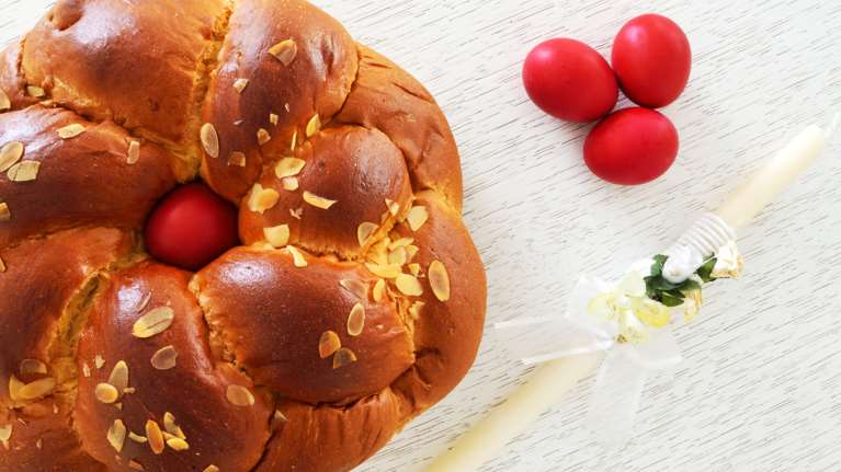 Αργυρώ Μπαρμπαρίγου: Τα πιο εύκολα και αφράτα πασχαλινά τσουρέκια χωρίς ζύμωμα