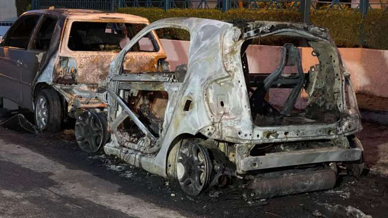Μπαράζ εμπρησμών σε αυτοκίνητα στην Αττική τη νύχτα [εικόνες]