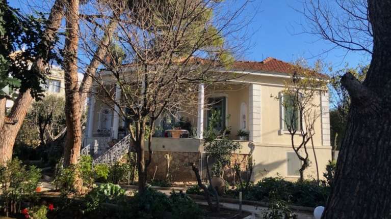 Πλειστηριασμοί &quot;επωνύμων&quot;: Στο σφυρί οικόπεδο φιλέτο στην Αθήνα και διατηρητέα μονοκατοικία στην Κηφισιά