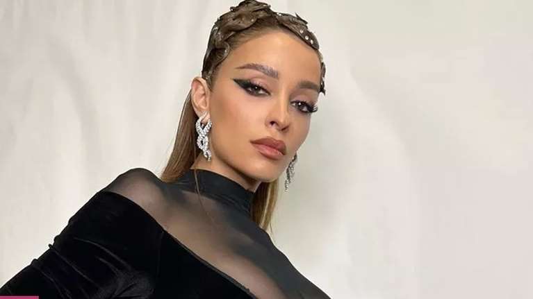 Ελένη Φουρέιρα: Ποζάρει με το απόλυτο ροζ πανωφόρι στον 7ο μήνα της εγκυμοσύνης της