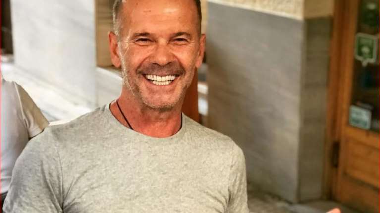 Ο Πέτρος Κωστόπουλος μαγειρεύει για τους φίλους του στο σπίτι του - Αυθεντική καρμπονάρα