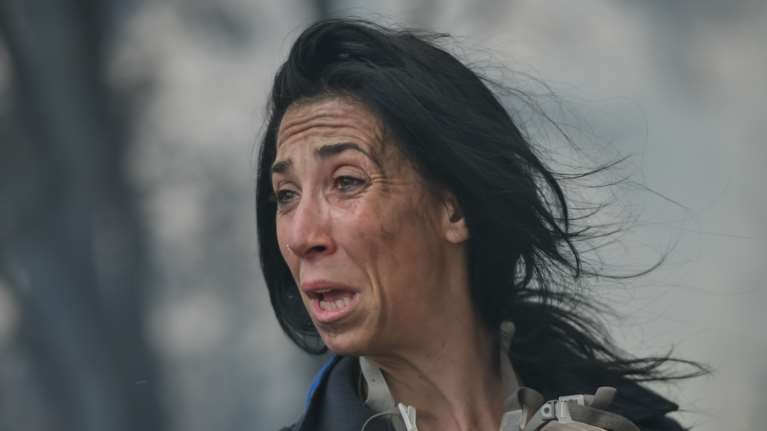 Συγκλονίζει η  Κατερίνα Ιωαννίδου που έγινε viral στις φωτιές της Βαρυμπόμπης: "Ξέρουμε ότι 90% θα γυρίσουμε στο σπίτι μας με φέρετρο" [βίντεο]