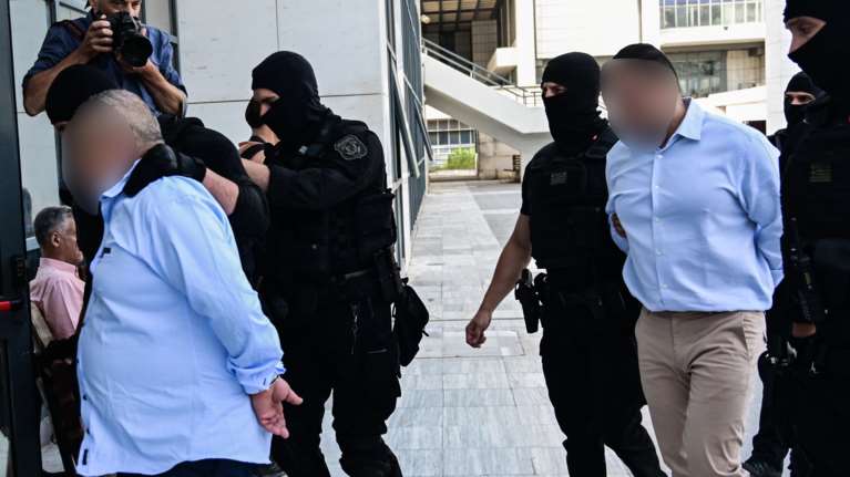 Δολοφονία Καραϊβάζ: Να ασκηθεί έφεση κατά της αθωωτικής απόφασης των δύο κατηγορούμενων ζητά η μητέρα και η αδελφή του