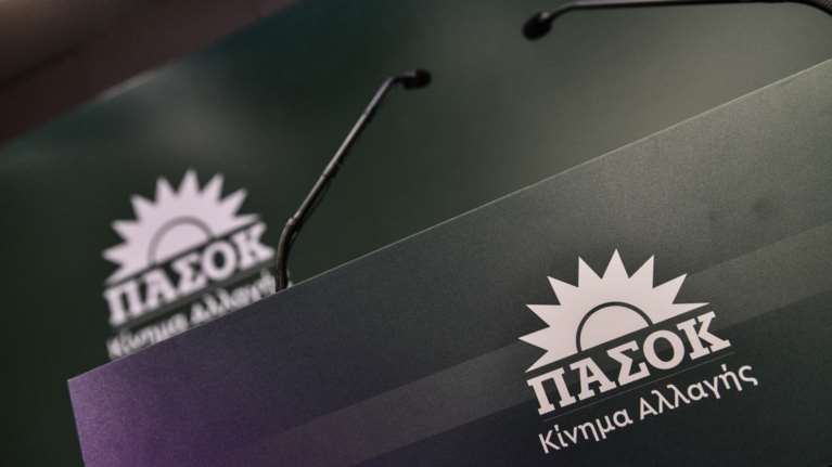 Επίθεση ΠΑΣΟΚ στον Μητσοτάκη: Πρωταγωνιστεί στην εξαχρείωση του δημόσιου βίου συνεχίζοντας την οικογενειακή του παράδοση