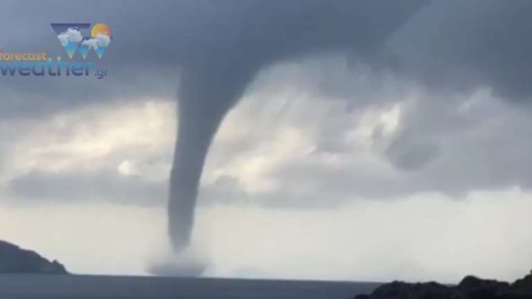 Εντυπωσιακός υδροστρόβιλος και στην Σαντορίνη [εικόνες και βίντεο]