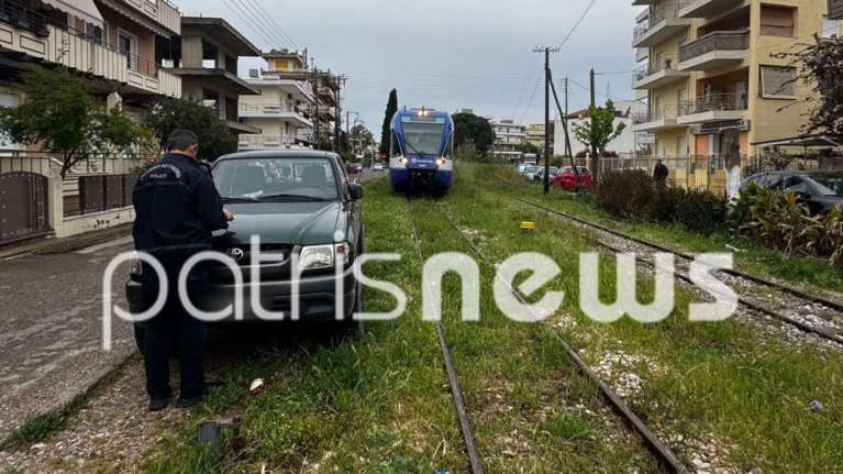 Απερίγραπτος οδηγός στον Πύργο: Πάρκαρε το αγροτικό πάνω στις ράγες του τρένου