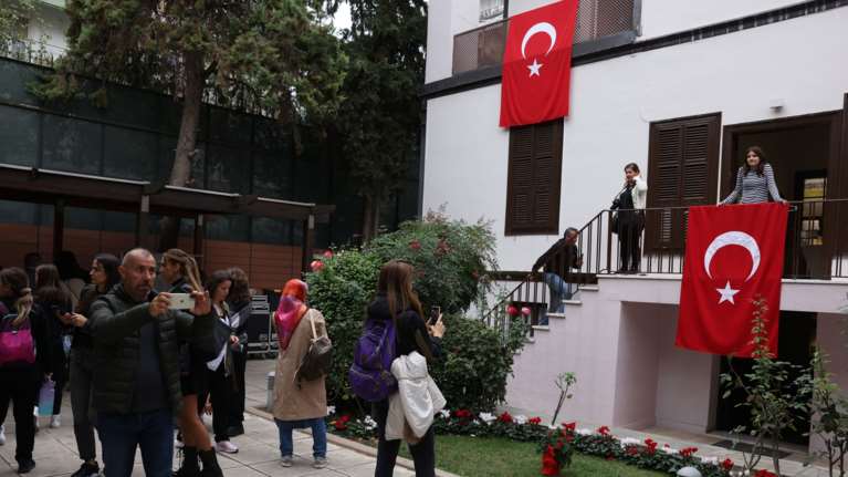 &quot;Πλημμύρισε&quot; η Θεσσαλονίκη: Χιλιάδες Τούρκοι επισκέπτες στο Τουρκικό Προξενείο για την επέτειο θανάτου του Κεμάλ Ατατούρκ