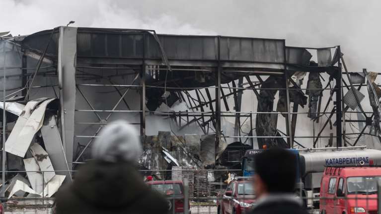 Σε βαρύ πένθος τα Τρίκαλα μετά την τραγωδία στη "Βιολάντα" - Συνεχίζονται οι έρευνες για την πέμπτη εργαζόμενη