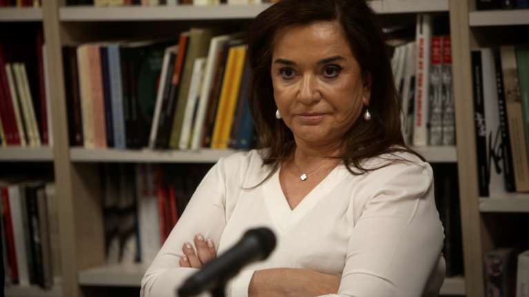 Η Ντόρα για τη Μαρίκα: Της έλεγαν μην φοράει εξώπλατα γιατί θα φαίνεται η ουλή...κι εκείνη φορούσε μόνο εξώπλατα