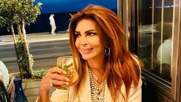 H Μιμή Ντενίση είναι η πιο chic καλεσμένη σε γάμο - Με μάξι βραδινό φλοράλ φόρεμα