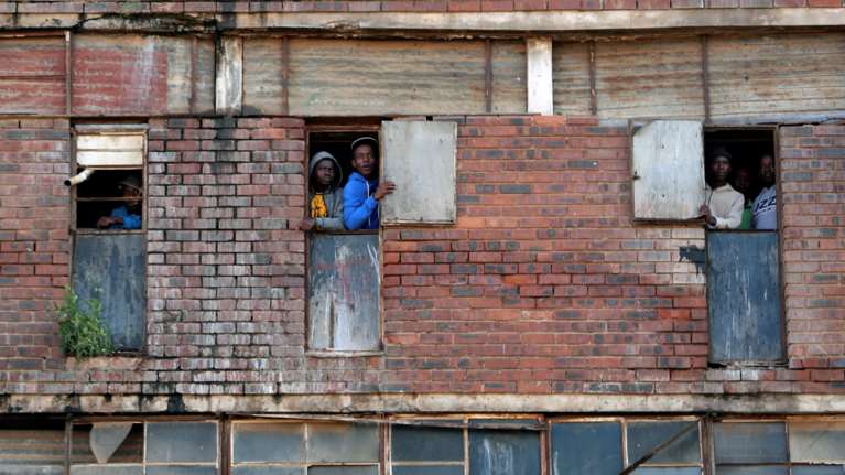 Νότια Αφρική: Χωρίς νερό, τουαλέτες και ηλεκτρικό, στις παραγκουπόλεις η καραντίνα μοιάζει με χαμένη μάχη