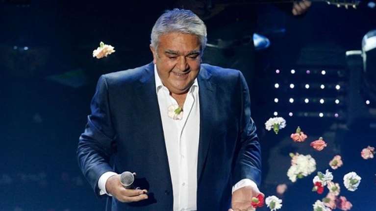 Η σπάνια εμφάνιση του Πασχάλη Τερζή: Η συνάντηση και οι αγκαλιές με τη Γιώτα Νέγκα - Η φωτογραφία από το σπίτι του