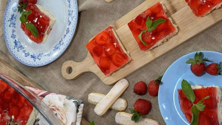 Μαμαδίστικο γλυκό ψυγείου με σαβαγιάρ, κρέμα και ζελέ - Δροσερό και ελαφρύ