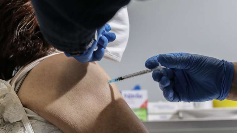 Κορονοϊός: Αρχίζουν τις επόμενες ημέρες οι εμβολιασμοί ευπαθών ομάδων και των ηλικιών 70-74 και 65-69