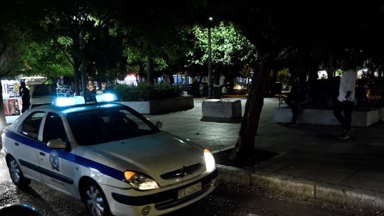 Εμπρηστική επίθεση στη Βάρκιζα - Σε είσοδο πολυκατοικίας που έχει διαμέρισμα η Ελίζα Βόζεμπεργκ