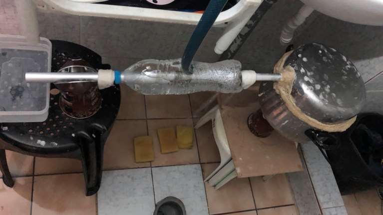 Αφωνοι οι αστυνομικοί στις φυλακές Πάτρας: Βρήκαν αποστακτήριο για τσίπουρο - Εντοπίστηκαν ακόμα μαχαίρια και ναρκωτικά [Εικόνες]