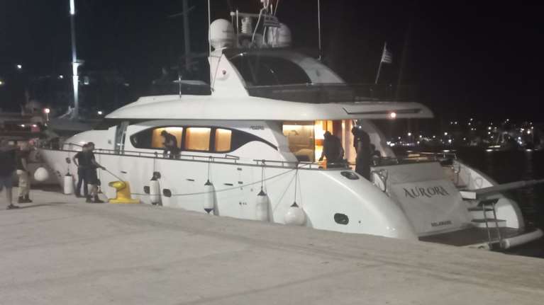 Μετέφεραν μετανάστες με πολυτελή θαλαμηγό στη Μύκονο - Πάνω από 250 διασώθηκαν από το Λιμενικό σε ένα 24ωρο [βίντεο]