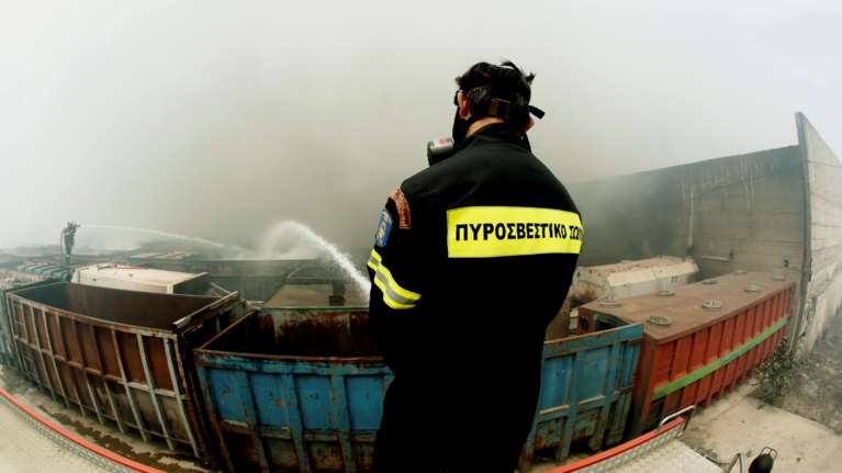 Μεγάλη φωτιά σε χώρο ανακύκλωσης στη Μάνδρα Αττικής