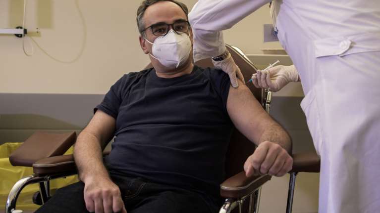 Ξεκίνησε ο εμβολιασμός στο Πανεπιστημιακό Νοσοκομείο Ιωαννίνων: Πρώτος ο Κοντοζαμάνης