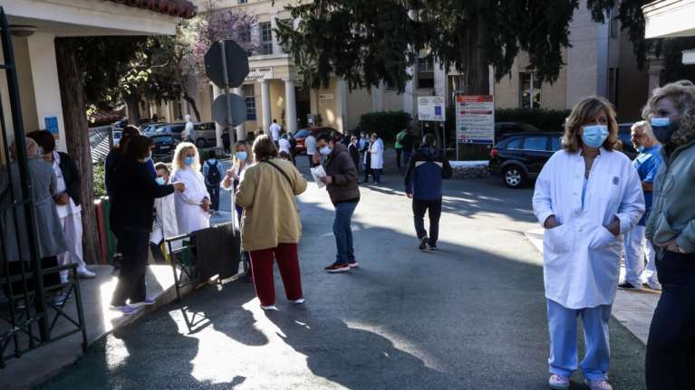 Κορονοϊός: Αύξηση σε θετικότητα, εισαγωγές και διασωληνώσεις -  Δύο σοβαρά κρούσματα γρίπης και ένας θάνατος