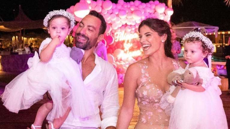 Λάμπει από χαρά αγκαλιά με τις κόρες του ο Σάκης Τανιμανίδης - Το σχόλιο της Χριστίνας Μπόμπα