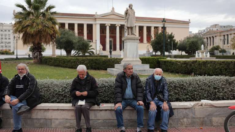 Πότε πληρώνονται οι συντάξεις Νοεμβρίου 2025 - Οι ημερομηνίες ανά Ταμείο