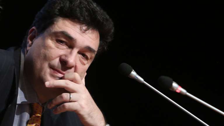 Ο Αλέξης Παπαχελάς γράφει για την εμπειρία της Εντατικής: &quot;Μπορεί να μην αγκαλιάσεις ξανά αυτούς που αγαπάς&quot;