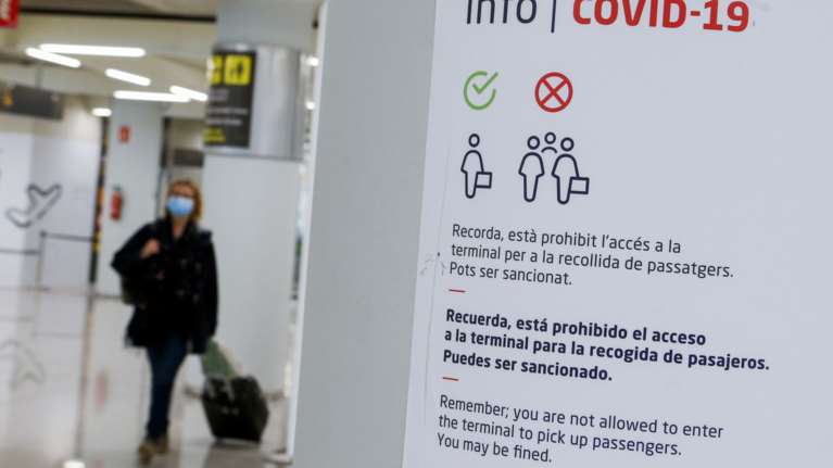 Αεροπορικά ταξίδια: Από αυτό το καλοκαίρι το πιστοποιητικό εμβολιασμού - Τι περιλαμβάνει το &quot;πάσο&quot; COVID