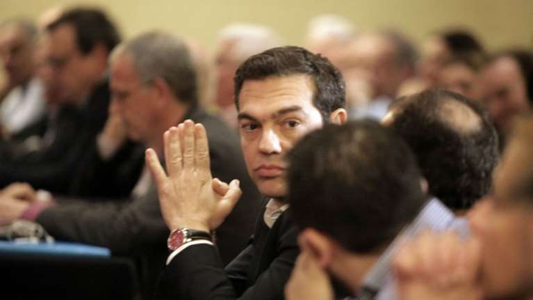 Δυσαρέσκεια Τσίπρα για τα συντροφικά μαχαιρώματα στον ΣΥΡΙΖΑ: Σε ποιους δείχνει κόκκινη κάρτα