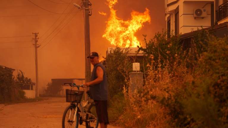 Δεύτερη μέρα μάχης με τις φλόγες στη Σμύρνη - Πάνω από 1.000 άτομα στην κατάσβεση - Εκκενώσεις και συλλήψεις υπόπτων