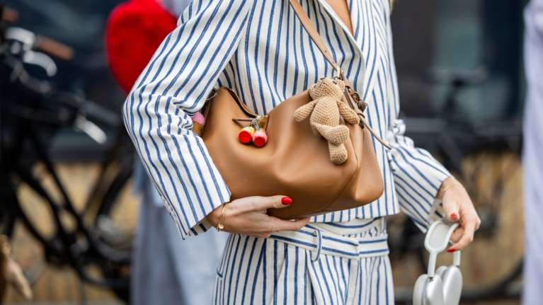 4 βερνίκια για τα πιο εντυπωσιακά κοραλλί &amp; κόκκινα νύχια του καλοκαιριού