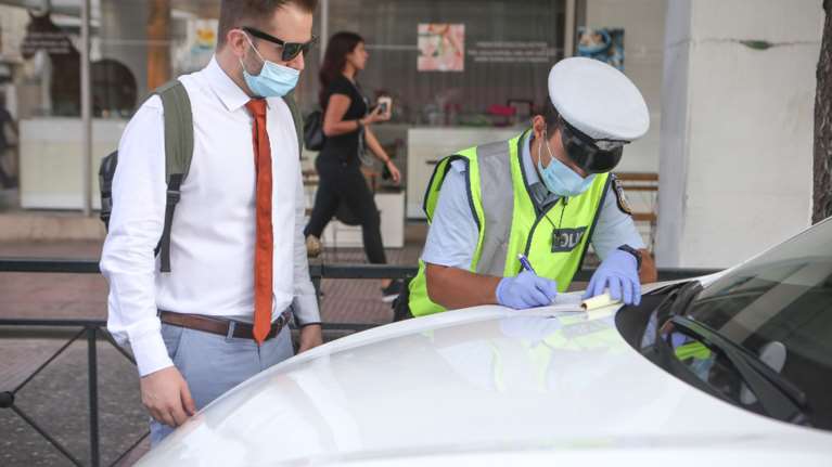 Κορονοϊός: Κόπηκαν πρόστιμα για μη σωστή χρήση μάσκας μέσα στο αυτοκίνητο- Πώς πρέπει να τη φοράμε