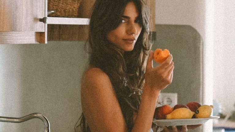 Η Ηλιάνα Παπαγεωργίου απολαμβάνει τα φρούτα της ... τόπλες και &quot;ρίχνει&quot; το Instagram [εικόνες]