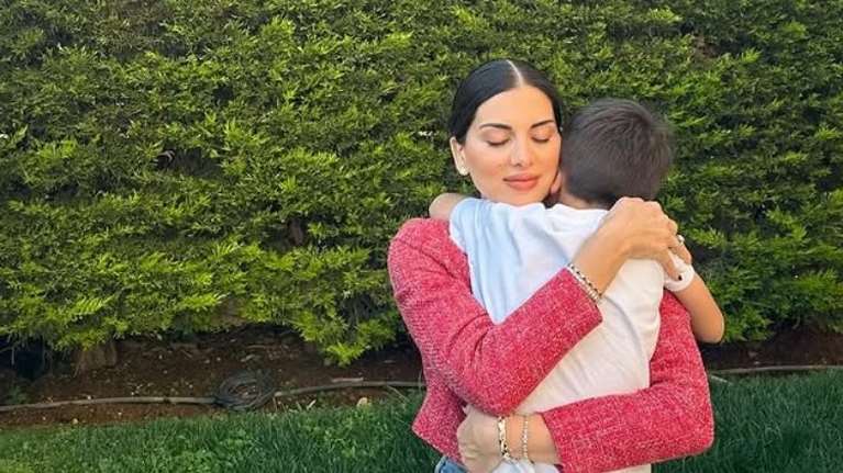 Σταματίνα Τσιμτσιλή: Με τον γιο της Ιωάννη Εφραίμ στην πλαζ