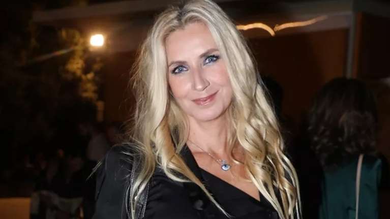 Η Λένα Αρώνη σε σπάνια βραδινή εμφάνιση με τις τρεις κούκλες κόρες της