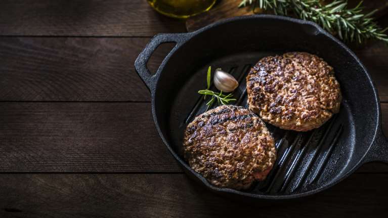 Τα πιο αφράτα και ζουμερά μπιφτέκια: Η συνταγή για να μην σου βγαίνουν στεγνά