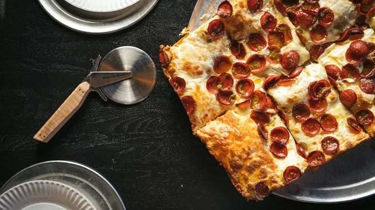 Πανεύκολη πίτσα της τεμπέλας: Το σπιτικό ζυμάρι που δεν ήξερες ότι μπορείς να φτιάξεις τόσο γρήγορα