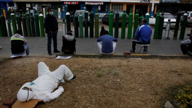 Οι θλιβερές στατιστικές του κορονοϊού: Σχεδόν 484.000 νεκροί - Πάνω από 9.500.000 τα κρούσματα