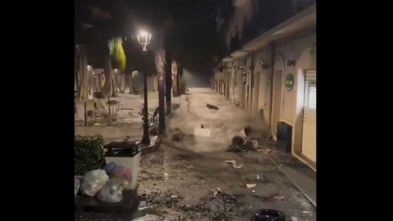 "Τσουνάμι" στη Σικελία από τον κυκλώνα Χάρι: Τεράστια αφρισμένα κύματα "καταπίνουν" δρόμους και πλατείες