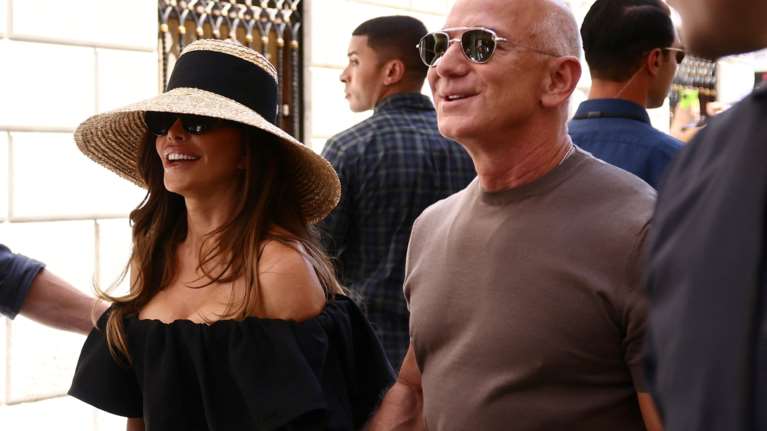 Τζεφ Μπέζος - Λόρεν Σάντσεζ: Με χαμόγελο που λέει &quot;Just Married&quot; - Η πρώτη εμφάνιση μετά τον γάμο τους στη Βενετία [εικόνες]