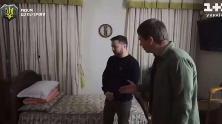 Πόλεμος στην Ουκρανία: Το λιτό δωμάτιο που μένει εδώ και ένα χρόνο ο πρόεδρος Ζελένσκι [βίντεο]