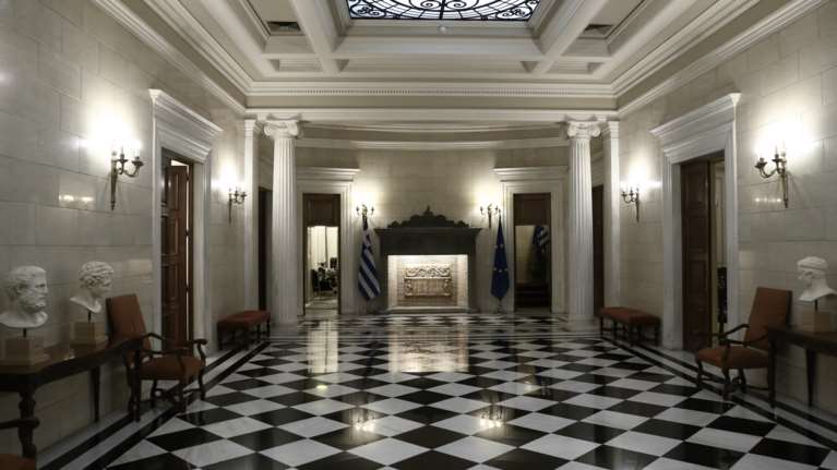 Οι σκέψεις για ανασχηματισμό και η απογοήτευση για τις επιδόσεις Σταϊκούρα - Τι αποκαλύπτει το Θεωρείο της Καθημερινής