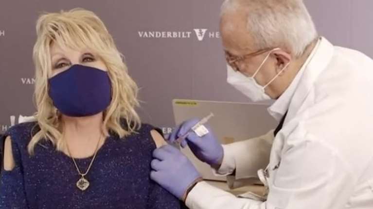 Καταπληκτικό: Η θρυλική Ντόλι Πάρτον εμβολιάστηκε και είπε και ένα... τραγούδι