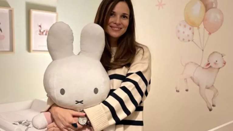 Ευγενία Δημητροπούλου: Στόλισε το (ροζ) δέντρο στο δωμάτιο της κόρης της