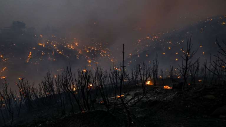 Πυρκαγιές-Αττική: Σοκάρουν οι εικόνες της πύρινης κόλασης από το ελικόπτερο του στρατού [Βίντεο]