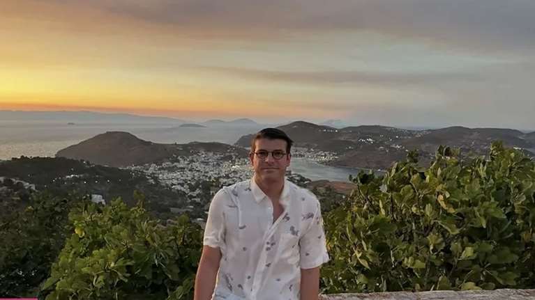 Φίλιππος Τσαγκρίδης: Αγκαλιά με την Katherine Εμπειρίκου στη Μύκονο