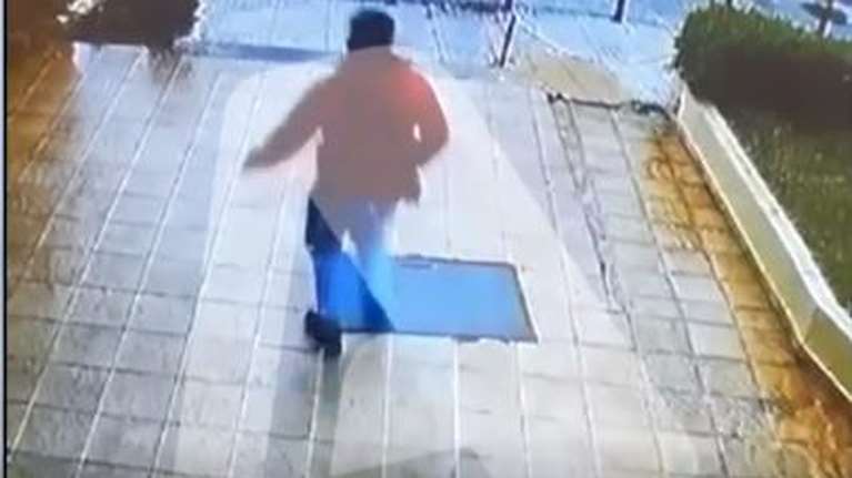 Νέα Φιλαδέλφεια: Κάμερα κατέγραψε τον 31χρονο που βίασε τη 18χρονη νταντά - Το βίντεο ντοκουμέντο